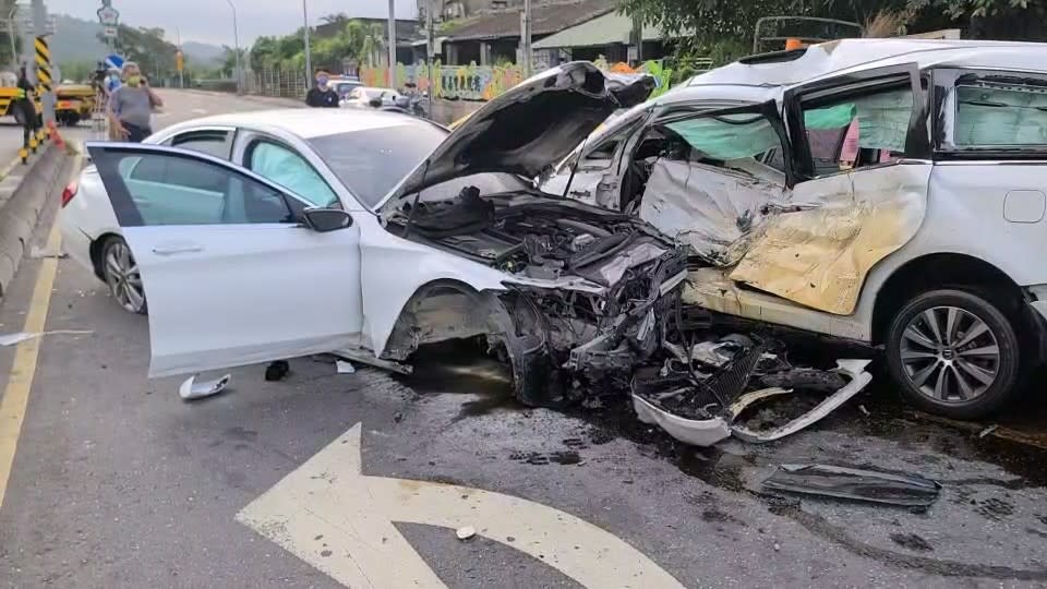 死亡車禍,台北市萬芳交流道,木柵路4段,賓士,文山第一分局,讀者提供