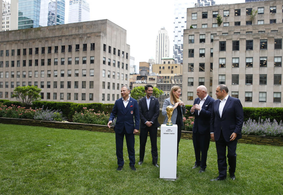 De izquierda a derecha, Nick Bontis, presidente de Canada Soccer; Yon de Luisa Plazas, presidente de la Federación Mexicana de Fútbol; Cindy Parlow Cone, presidenta de US Soccer; Gianni Infantino, presidente de FIFA, y Vittorio Montagliani, vicepresidente, charlan detrás de la Copa Mundial de la FIFA, el jueves 16 de junio de 2022, en Nueva York (AP Foto/Noah K. Murray)