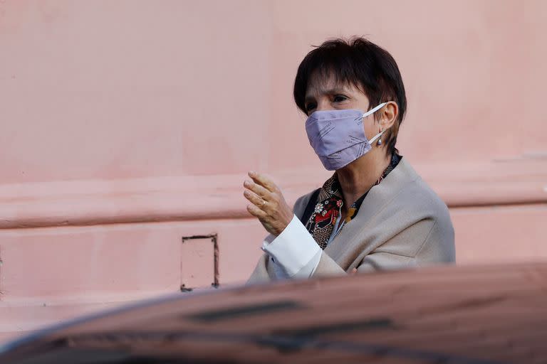 Mercedes Marcó del Pont llegando a la reunión de Gabinete Económico, que encabeza Santiago Cafiero con representantes de la UIA, las cámaras de la Construcción y de Comercio, la CGT, la CTA y la CTEP en Salón Mujeres.