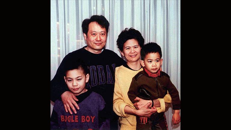 Après qu'Ang Lee ait passé six ans à poursuivre son rêve de réaliser, Lin Huijia a porté le fardeau financier de la famille sur une seule épaule.