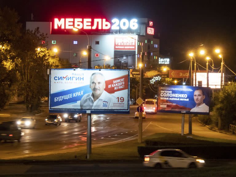 Carteles electorales dominan las calles en Jabarovsk, en el lejano oriente de Rusia, 9 de setiembre de 2021
