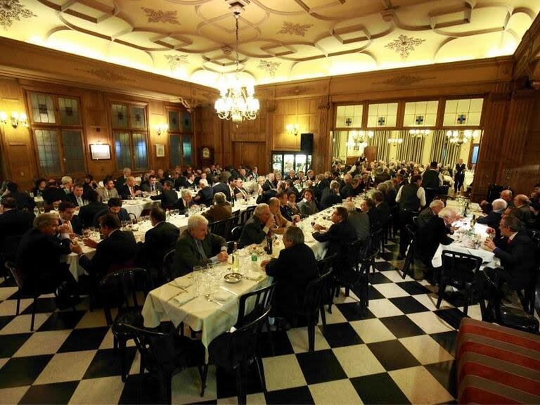 El salón comedor con un tradicional piso en damero, donde se hacen las cenas de honor 