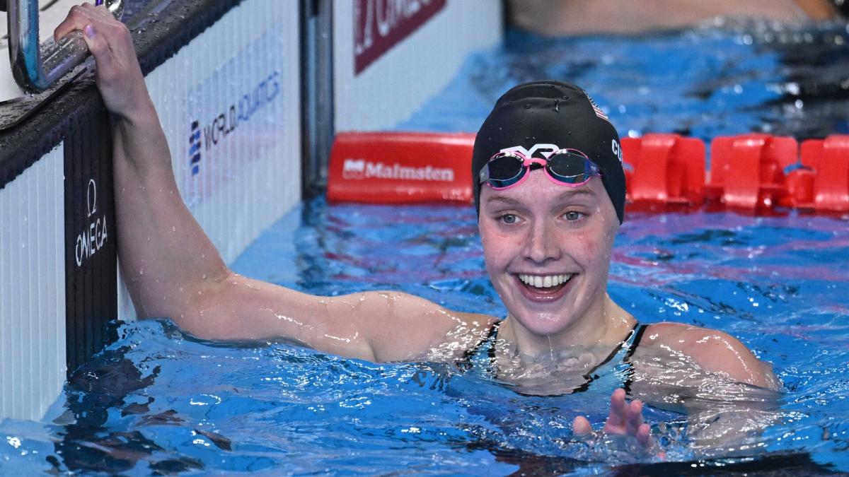 Claire Curzan vinner ryggsimsevenemang på Swimming Worlds