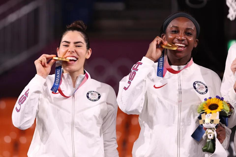 Dos de las componentes del equipo estadounidense de baloncesto 3x3 femenino, Kelsey Plum y Jacquelyn Young, muerden su medalla de oro lograda en los Juegos Olímpicos de Tokio. (Foto: Christian Petersen / Getty Images).