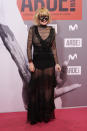 Para el estreno de 'Arde Madrid' (2018) se atrevió con este sugerente vestido de Juana Martín e incluso llevó un antifaz. (Foto: Gabriel Maseda / Getty Images)