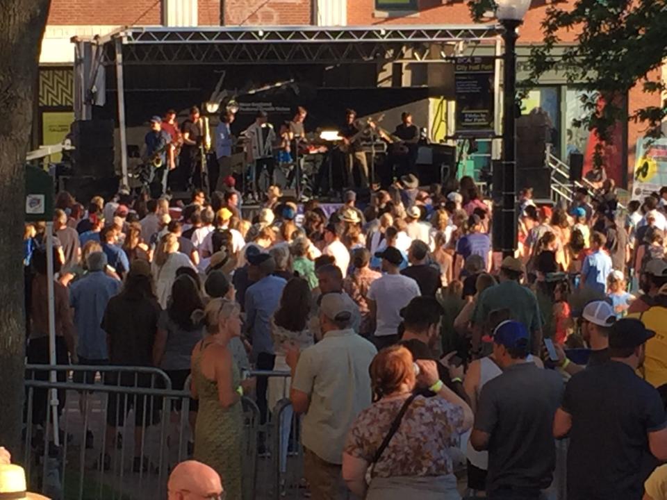 A crowd gathers on Main Street and in City Hall Park for a June 12, 2021 performance by Barika during the Burlington Discover Jazz Festival.