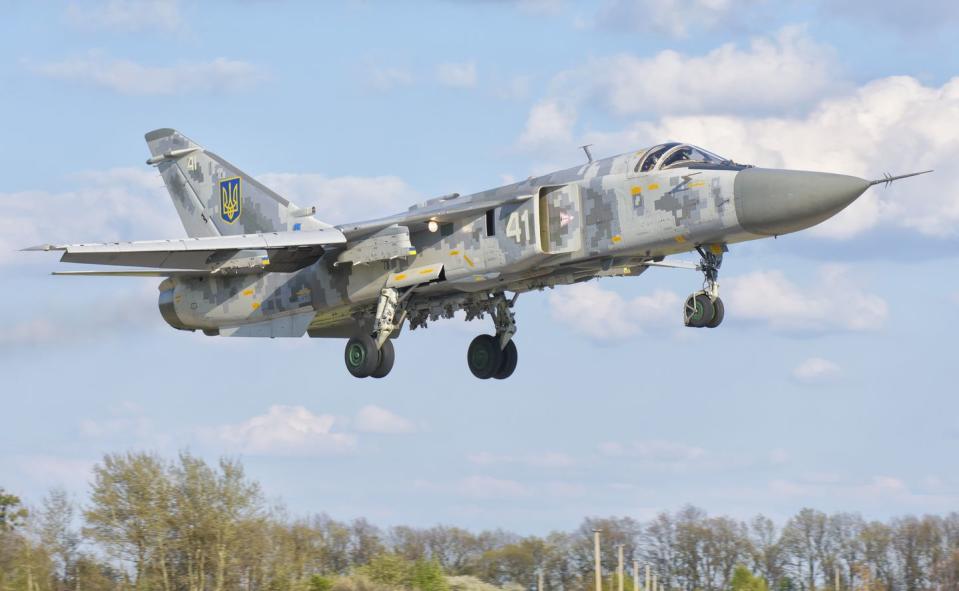 Самолет Су-24 ВВС Украины во время учений на авиабазе Луцк, Украина