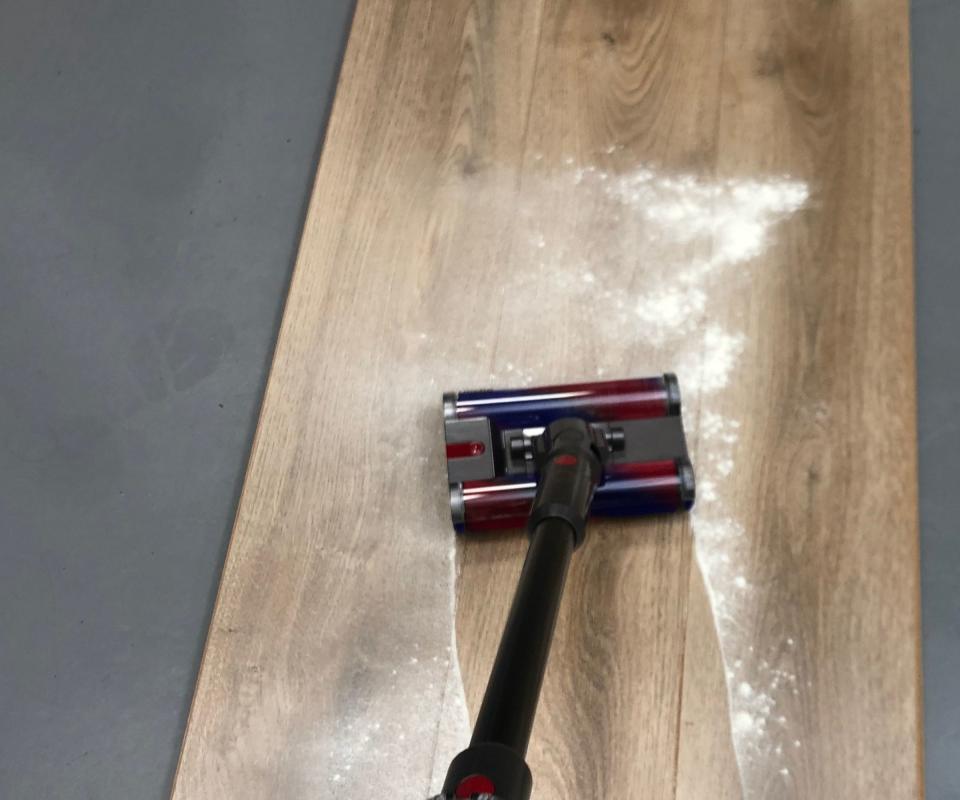 Dyson Omni-glide with flour on hardfloor