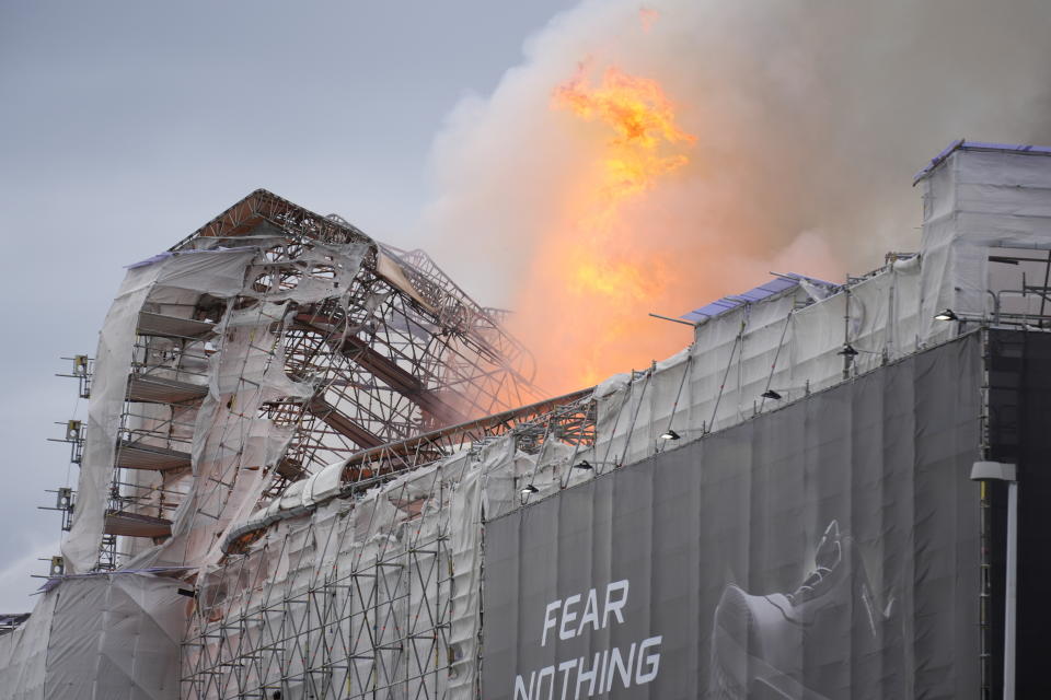 Fuego y humo se elevan del edificio de la antigua bolsa de Copenhague, en Dinamarca, el martes 16 de abril de 2024. El edificio se remonta a 1625 y es uno de los edificios más antiguos de la ciudad. (Emil Helms/Ritzau Scanpix via AP)