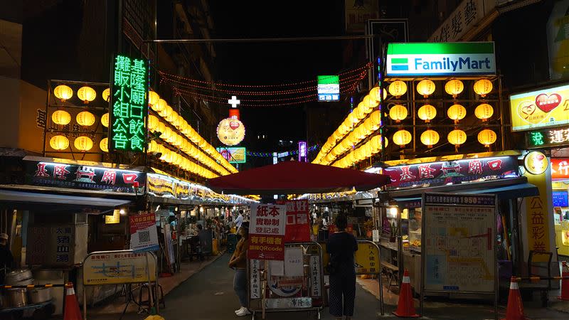 基隆廟口夜市重開人潮「有限」，就看週末了。 （圖／記者鍾志鵬攝影）