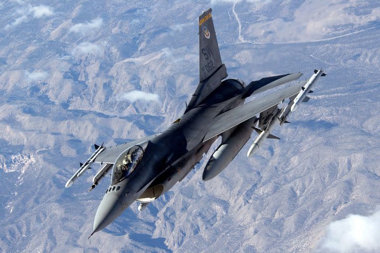 Esta foto publicada por la Fuerza Aérea de EE.UU. muestra un F-16 Fighting Falcon en Shaw Air Force Base, Carolina del Sur. (Kevin GRUENWALD / US AIR FORCE / AFP)