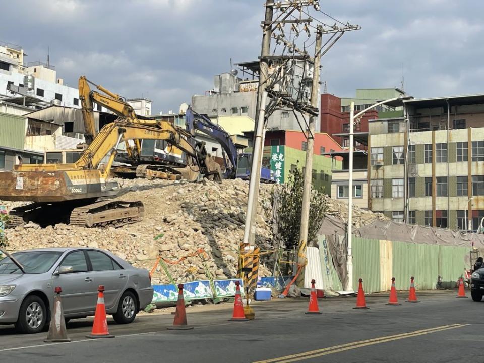 高雄市新興區八德二路今日戲院拆除，目前停工近廿天，由於現場鷹架遭風吹倒，又沒有設置防塵措施，塵土飛揚，讓附近商家住戶受害嚴重，引發不滿。（記者吳文欽攝）