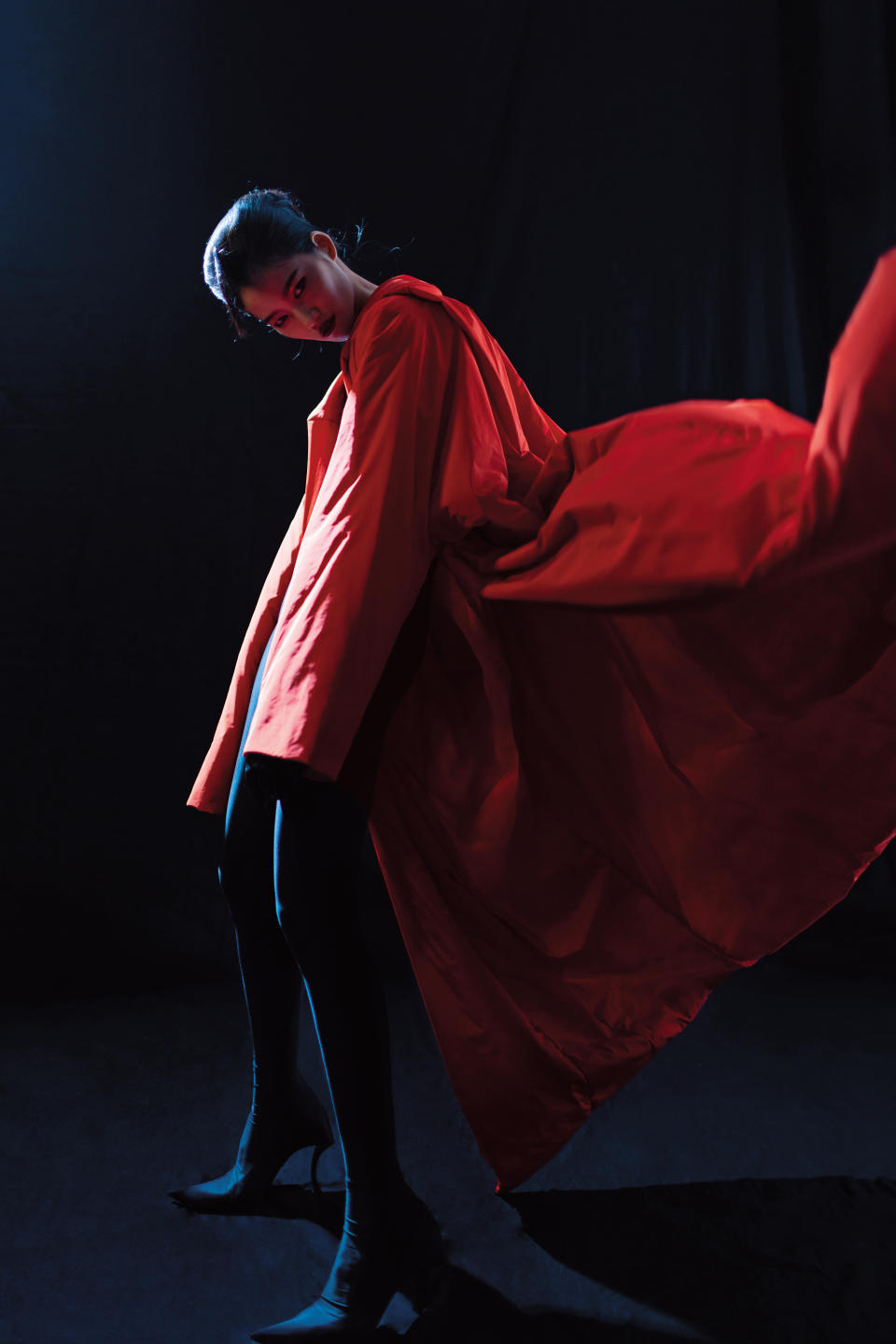 紅色鋪棉oversize長外套 價格店洽 by BALENCIAGA 黑色彈性布料含鞋連身裝 價格店洽by BALENCIAGA