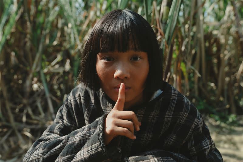 金馬新人方郁婷在《大濛》頂著一頭短髮加黝黑皮膚，演出14歲的鄉村少女。（圖／華文創提供）