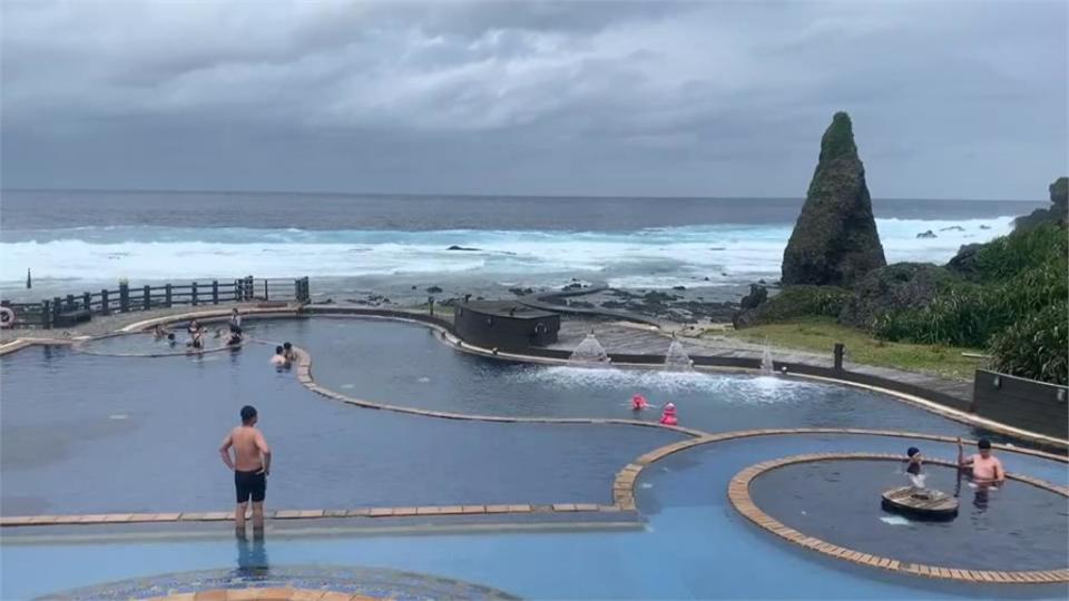 哭哭...不能泡湯好可惜！颱風攪局　朝日溫泉天然池封閉