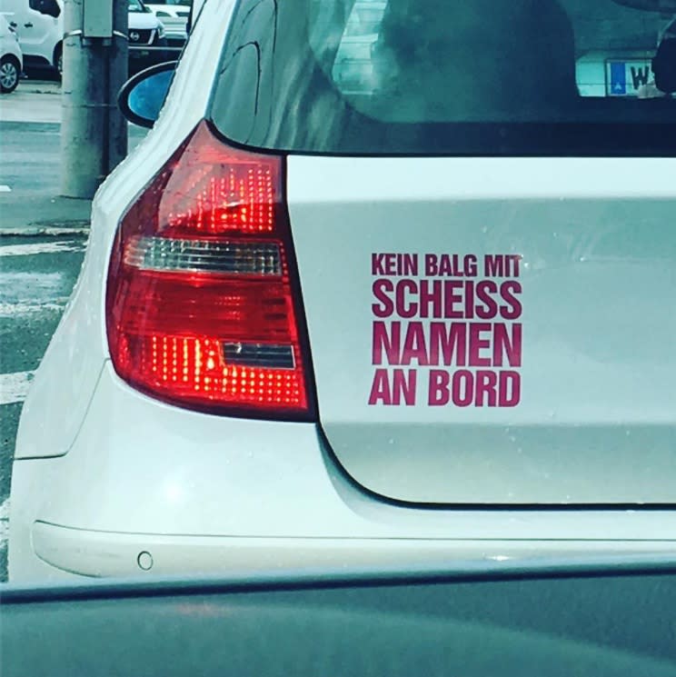 <p>Vielleicht gehen Ihnen ja auch so langsam die Sticker auf die Nerven, mit denen Eltern auf die Geburt ihrer kleinen Racker hinweisen. Dass Elias, Lena und Max an Bord sind und sicher von A nach B kommen sollen, ist natürlich schön. Doch auch ohne Sticker wird wohl niemand freiwillig ins Heck des Vordermanns fahren. Dieser Autobesitzer findet recht klare Worte für die Sticker-Manie der Deutschen. (Bild: Instagram/benediktahlfeld) </p>