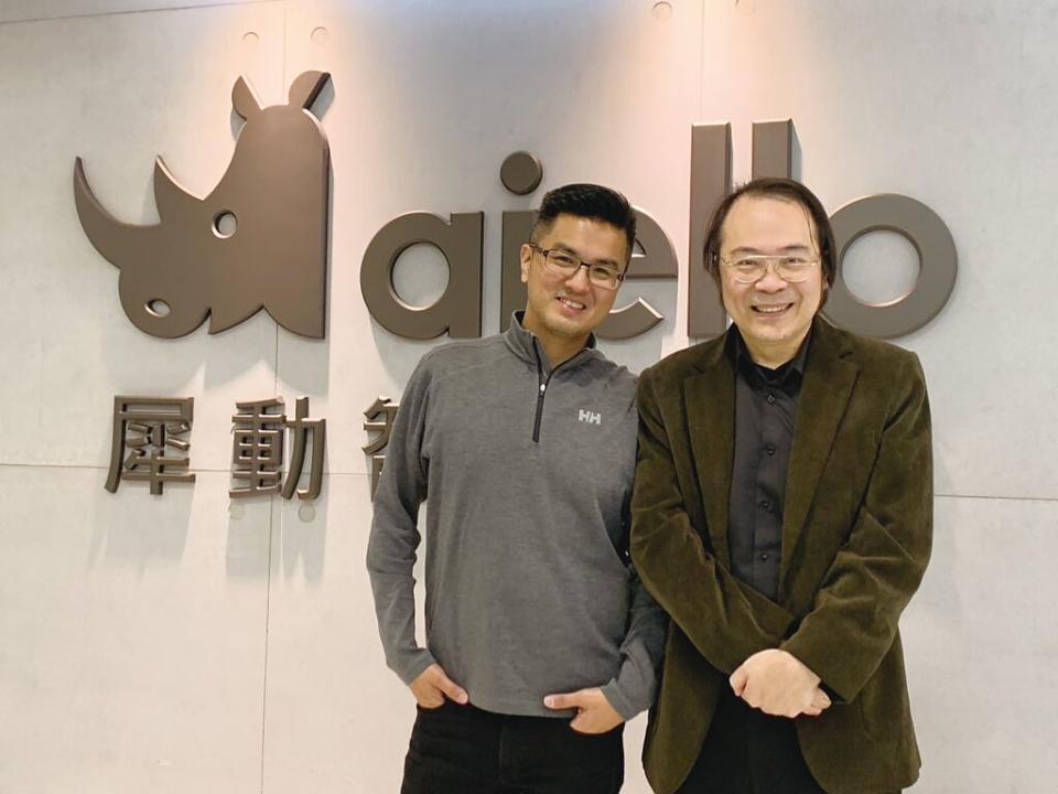 犀動智能（Aiello）以自然語言發展出智慧音箱及語音協作平台，Google台灣前董事總經理簡立峰（右）稱讚其為AI自然語言應用的先行者。左為犀動智能CEO和創辦人沈書緯。圖／何英煒