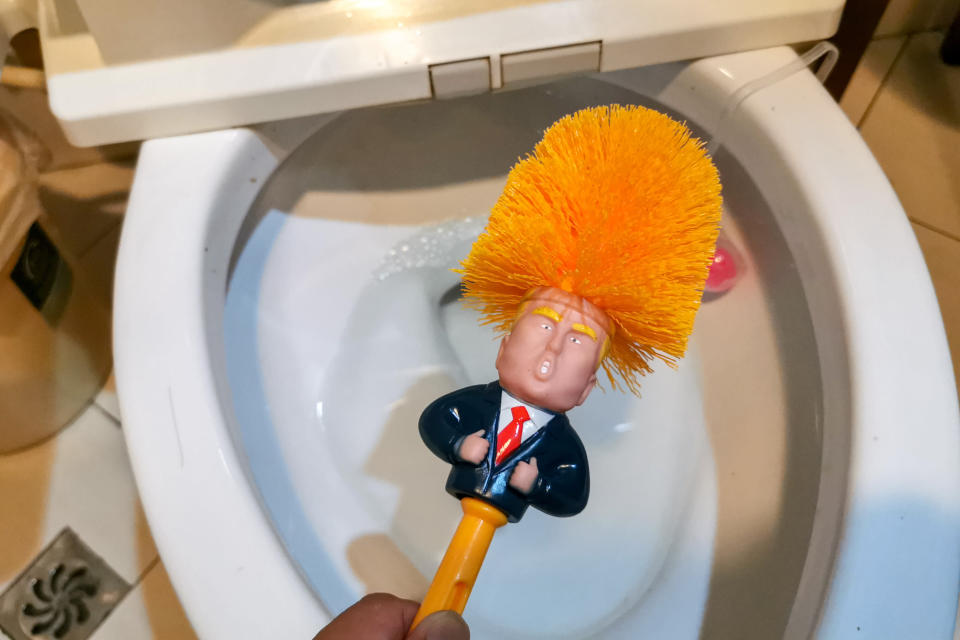 Esta foto, tomada el 15 de mayo de 2019, muestra un cepillo para retretes con la forma de Donald Trump que se muestra en una casa en Shanghai. Los cepillos que se venden a 23 Yuan (3,34 dólares) se han vuelto populares en las plataformas de compras en línea desde que la guerra comercial entre los EE. UU. Y China se intensificó la semana pasada. Foto: STR / AFP / Getty Images.