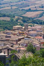 <p>Roseto Valfortore se levanta en la cima de una colina a 658 metros sobre el nivel del mar, junto al Monte Cornacchia, la montaña más alta de la región de Apulia. Desde allí domina el valle por el que cruza el río Fortore. (Foto: Getty Images).</p> 