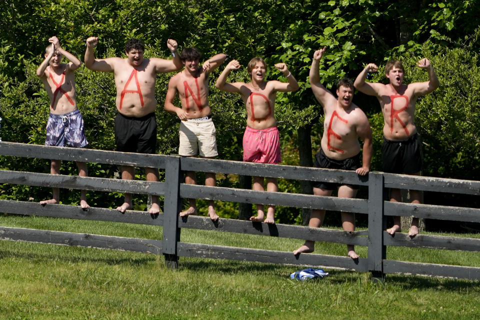 Fans juichen Xander Schauffele toe op de negende hole tijdens de laatste ronde van het PGA Championship op Valhalla Golf Club, zondag 19 mei 2024, in Louisville, Kentucky.  (AP Foto/Matt York)