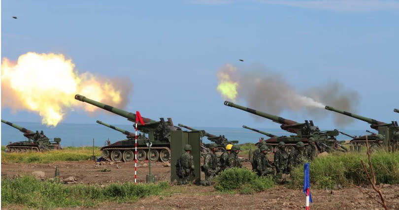 砲兵部隊進行Ｍ110A2自走砲射擊。（圖／軍聞社記者林澤廷攝）