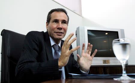 Late Argentine prosecutor Alberto Nisman gestures during a meeting with journalists in Buenos Aires May 29, 2013. REUTERS/Marcos Brindicci