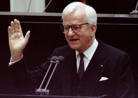 Then outgoing German President Richard von Weizsaecker gestures to ask the members of the lower and upper house of parliament to stopping their applause during his farewell speech in the Berlin Reichstag in this July 1, 1994 file photo. REUTERS/Lutz Schmidt/FilesOBITUARY)