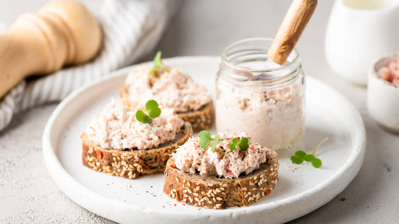 Canned tuna on bread