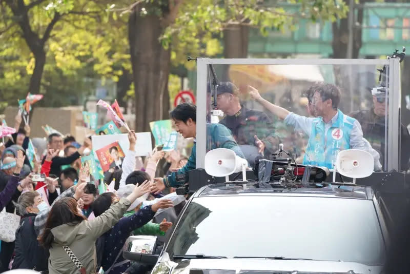 ▲黃國書、賴清德、江肇國三人合體拉抬車隊掃街拜票(圖／江肇國競總提供2024.1.10)