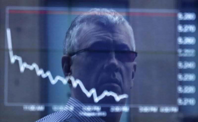 An office worker is reflected in the window of the Australian Securities Exchange building displaying the ASX50 curve for Wednesday in central Sydney August 7, 2013.REUTERS/Daniel Munoz/Files