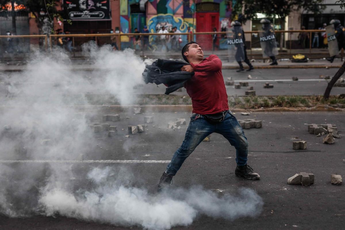 Incidentes entre manifestantes y Policía en la protesta contra Congreso de Perú