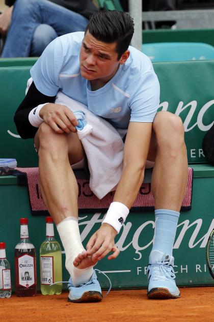 Milos Raonic of Canada receives medical care during his match against Tommy Robredo of Spain at the Monte Carlo Masters in Monaco April 16, 2015. REUTERS/Eric Gaillard