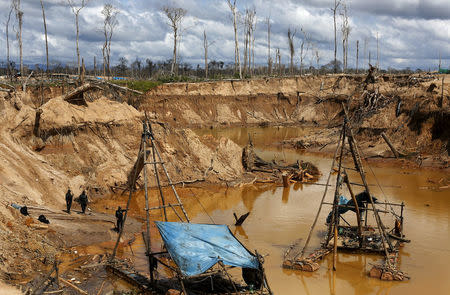 FILE PHOTO: Peruvian police officers take part in an operation to destroy illegal gold mining camps in a zone known as Mega 14, in the southern Amazon region of Madre de Dios, Peru, July 13, 2015. REUTERS/Janine Costa/File Photo