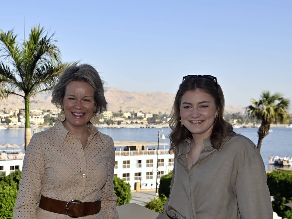 Königin Mathilde und Kronprinzessin Elisabeth strahlen im urlaubstauglichen Look in Ägypten für die Fotografen. (Bild: imago/Belga)