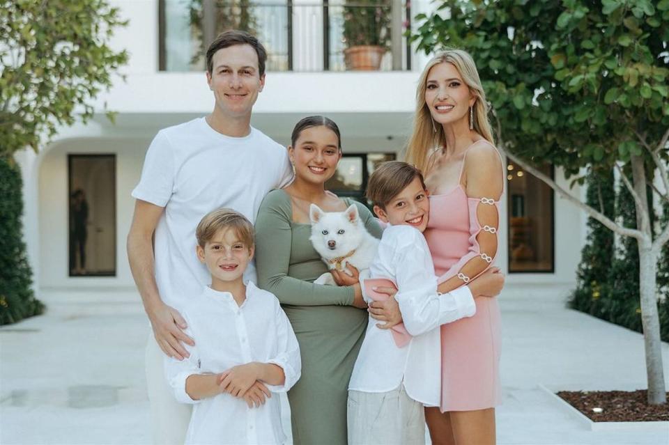 伊凡卡（右）與丈夫庫許納（左）和3名子女、愛犬一同在邁阿密豪宅前拍生日照。（翻攝Ivanka Trump IG）