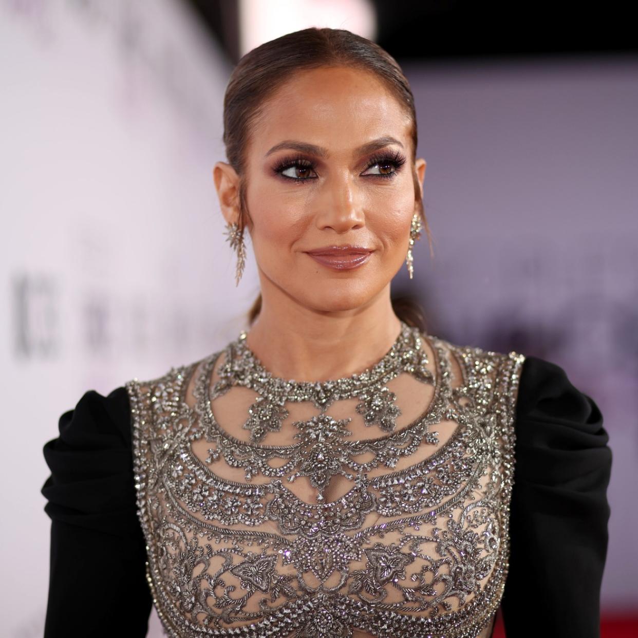  Actress/recording artist Jennifer Lopez attends the People's Choice Awards 2017 at Microsoft Theater on January 18, 2017 in Los Angeles, California. 