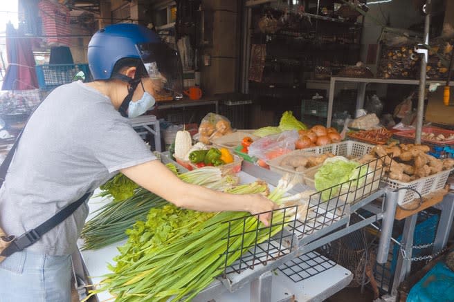 雨後延遲性災損菜少價高，數種蔬菜飆破百元。（張朝欣攝）