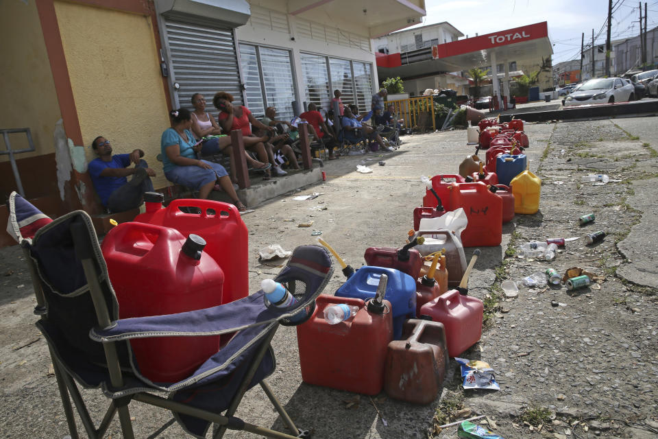 <p>La isla del Encanto se ha convertido en una pesadilla. Filas para conseguir combustible pueden durar hasta 4 horas. (AP Photo/Gerald Herbert) </p>