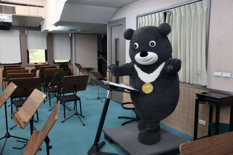 熊讚為了登上國家音樂廳，近期苦練8種樂器，台北市立國樂團還特別透露牠似乎喜歡當指揮。（取自台北市立國樂團臉書）