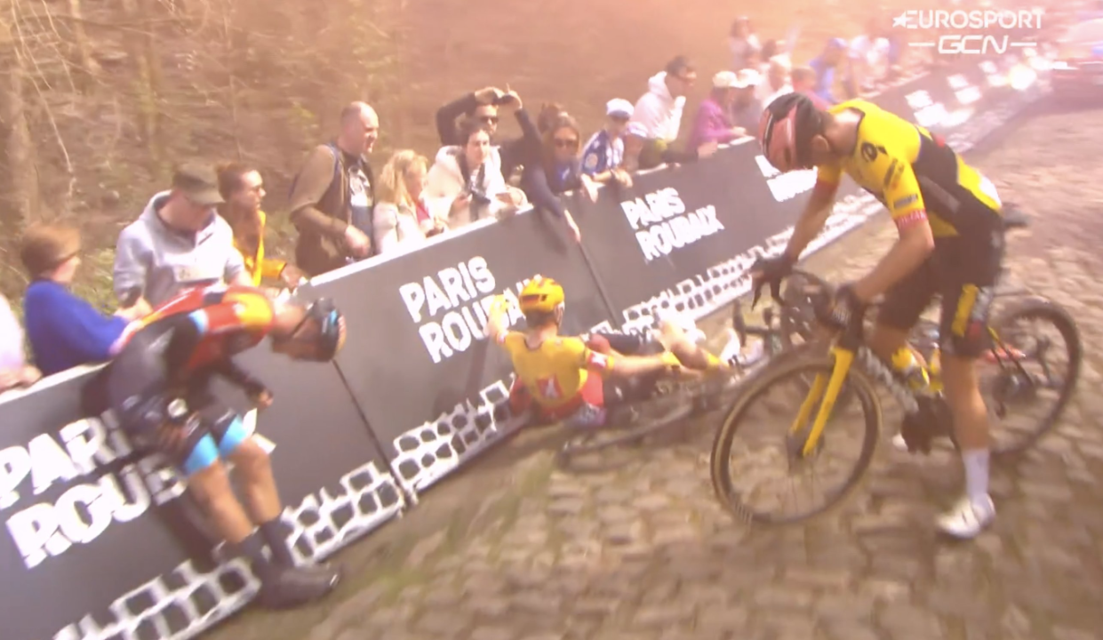 Lors du Paris-Roubaix ce dimanche 9 avril, la Trouée d’Arenberg a provoqué une chute impressionnante. (Capture d’écran Twitter Eurosport)