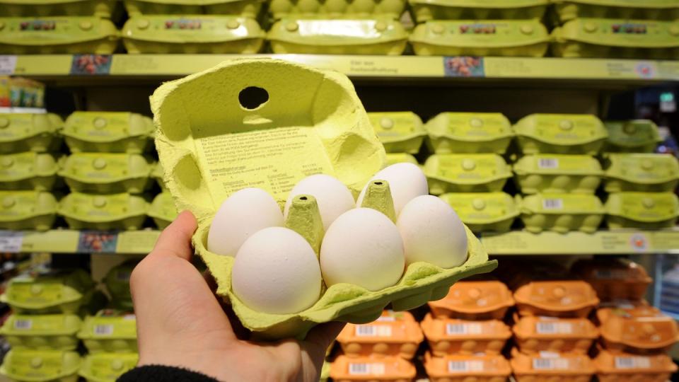 Vor allem Eier können im Supermarkt leicht zu Bruch gehen. Foto: Julian Stratenschulte