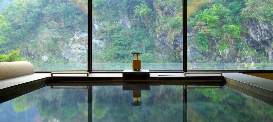 沐蘭SPA每間芳療室皆有大片玻璃窗，一邊體驗「旅人最愛紓解時差按摩」療程一邊飽覽窗外山水之美。3,680元／人。 （飯店提供）