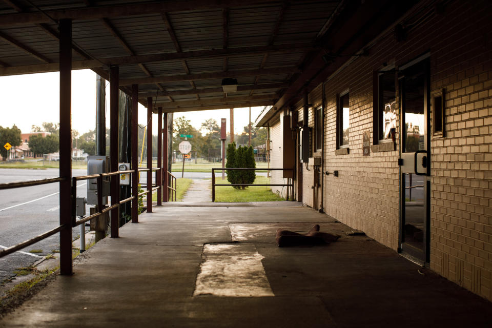 A crumpled&nbsp;rug sits outside the closed&nbsp;Lower Oconee Community Hospital in Glenwood. (Photo: Dustin Chambers for HuffPost)