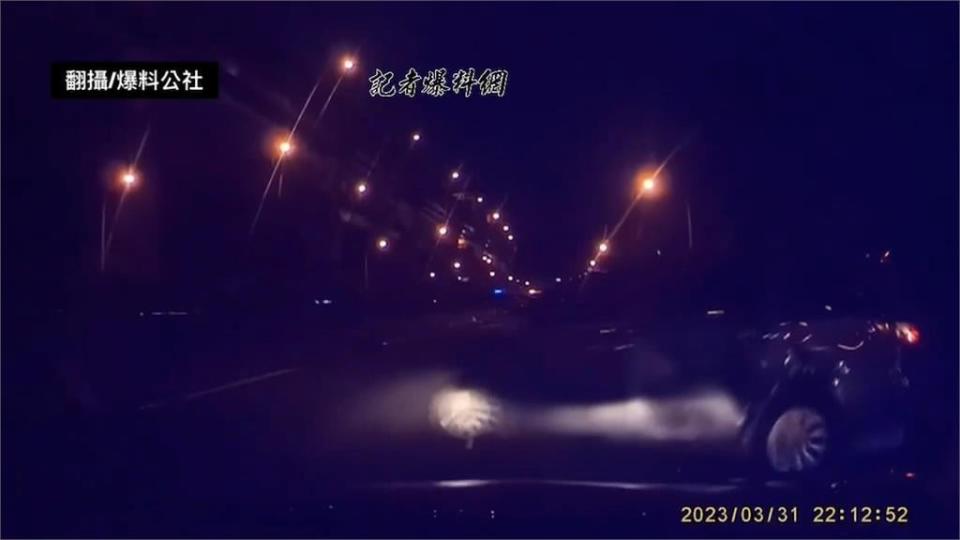 「黑白雙煞」疑國道上競速　變換車道不慎失控撞車！