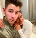 C'est l'amour fou entre Priyanka Chopra et Nick Jonas pour ce Thanksgiving. Le message qui va avec ce selfie prône également l'amour et le partage :<em> "Amour et joie pour toujours"</em>. (Instagram Priyanka Chopra)