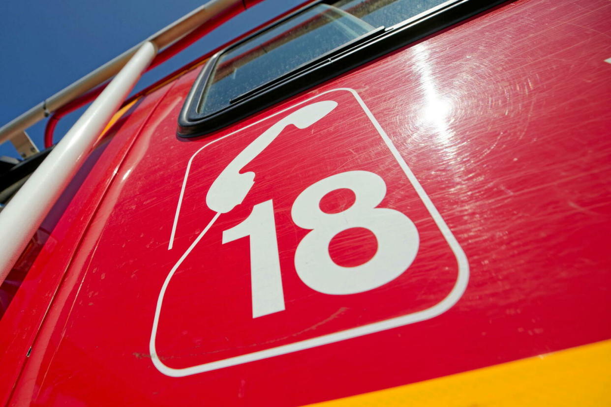 Les pompiers n'ont pas pu secourir le conducteur du poids lourd, tué par la chute d'un arbre à cause de la tempête Ciaran.   - Credit:Johan BEN AZZOUZ / MAXPPP / PHOTOPQR/VOIX DU NORD/MAXPPP