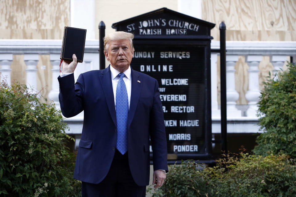 El presidente Donald Trump sostiene una biblia durante su visita a la iglesia San Juan frente al Parque Lafayette de la Casa Blanca el lunes 1 de junio de 2020 en Washington. Parte de la iglesia fue incendiada durante las protestas del domingo por la noche. (AP Foto/Patrick Semansky)