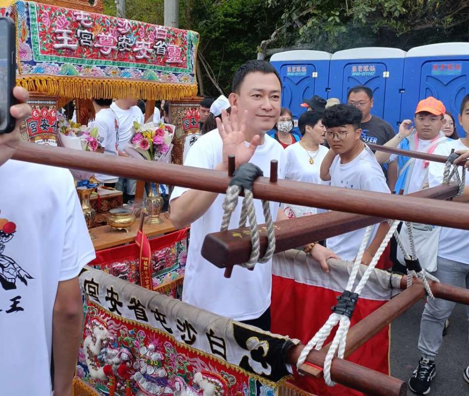 原PO追白沙屯媽祖，巧遇不老男神王識賢扛轎。(翻攝自白沙屯媽祖全球徒步聯誼會FB)