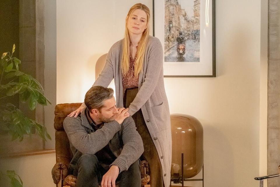 Justin Hartley as Kevin, Alexandra Breckenridge as Sophie in This Is Us