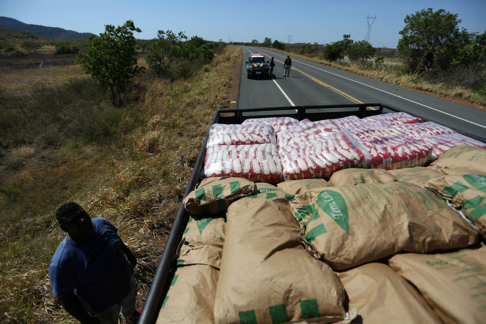 Un camión con ayuda humanitaria es bloqueado en la frontera con Brasil por militares chavistas. Pacaraima, Roraima state, Brazil February 23, 2019. REUTERS/Bruno Kelly